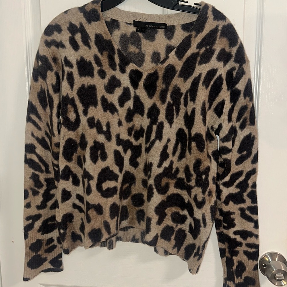 Super cute V-neck cheetah print sweater, super cozy and comfortable fit